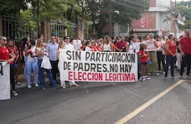 Protesta de padres frente al Colegio Internacional, por el nombramiento de un nuevo director general.