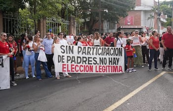 Protesta de padres frente al Colegio Internacional, por el nombramiento de un nuevo director general.