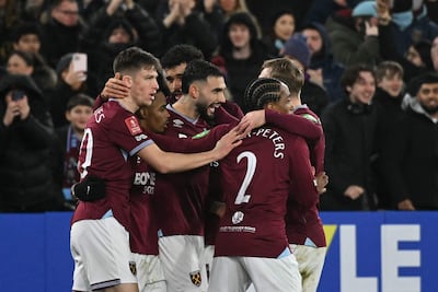 Taty Castellanos (centro) festeja con sus compañeros su gol, el de la clasificación del West Ham en la FA Cup.