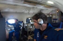 Miembros de la tripulación de la nave "Piggy" que sigue al huracán Milton. (captura de pantalla del video de Nick Underwood, NOAA)