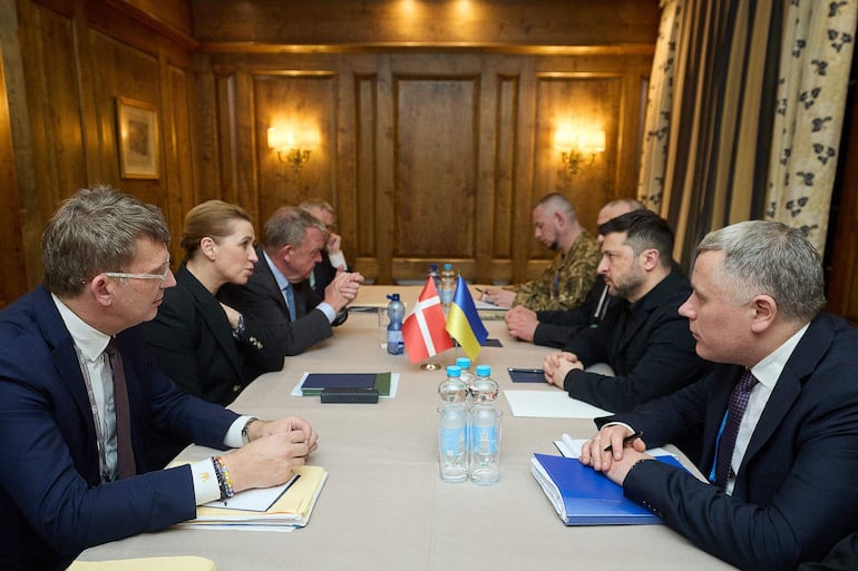 Esta fotografía, tomada y difundida por el Servicio de Prensa Presidencial de Ucrania el 13 de febrero de 2026, muestra al presidente de Ucrania, Volodymyr Zelensky (2.º der.), reunido con la primera ministra de Dinamarca, Mette Frederiksen (2.ª izq.), en el marco de la 62.ª Conferencia de Seguridad de Múnich (MSC). 