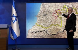Captura de video de una conferencia de prensa telemática del primer ministro Benjamin Netanyahu, en la que señala las dos áreas de las que el Ejército israelí se va a retirar tras ser reemplazado por tropas libanesas, como parte del acuerdo firmado este pasado viernes en Washington por los embajadores de los dos países.