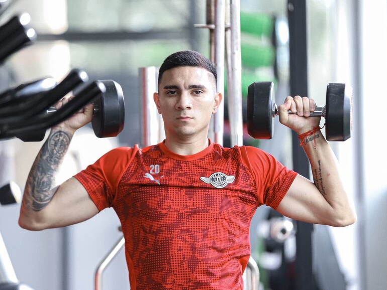 Hugo Fernández, futbolista de Libertad, en un entrenamiento del plantel.
