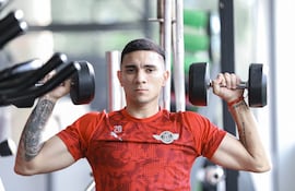 Hugo Fernández, futbolista de Libertad, en un entrenamiento del plantel.