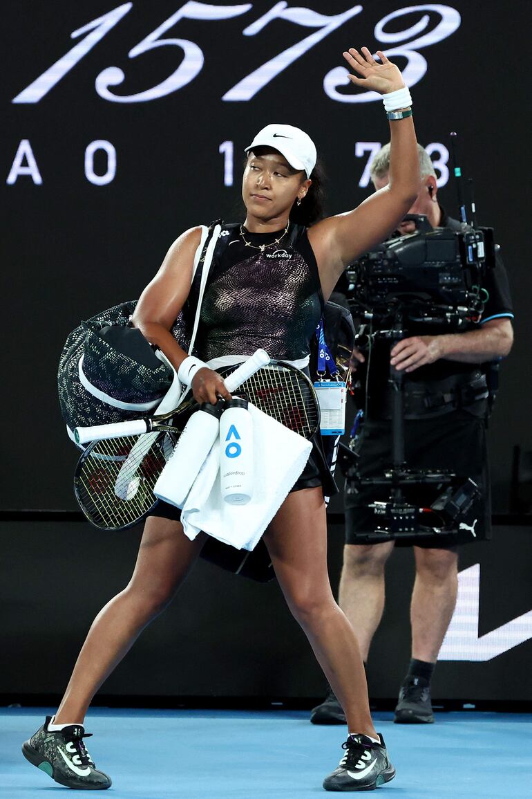 La japonesa Naomi Osaka se despide del público australiano luego de ceder en primera ronda del primer Gran Slam del año.