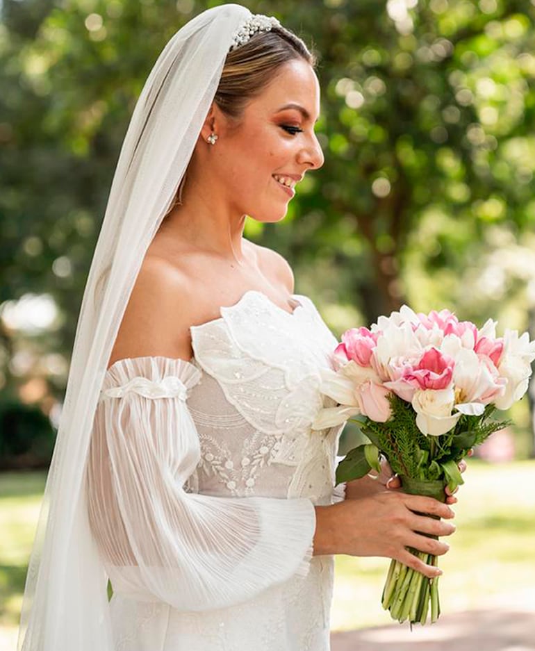 La novia llevó un ramo de flores naturales.