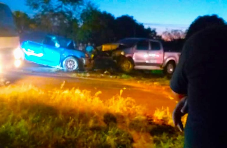 El impacto fue frontal y las autoridades investigan quién habría cruzado al carril del otro conductor.