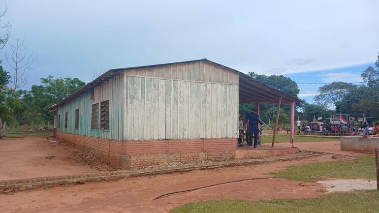 La situación es crítica: no hay aulas dignas, faltan muebles, los kits escolares llegan a cuentasgotas, y la institución carece de biblioteca e internet