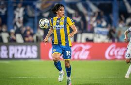 El paraguayo, Enzo Giménez, pieza fundamental en el esquema de Rosario Central de Argentina.