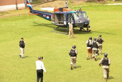 Momento en el que el narcopastor José Alberto Insfrán es subido al helicóptero.