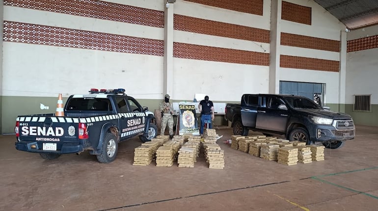 En total se incautó 1.505 paquetes de marihuana prensada, que en conjunto alcanzaron un peso de 1.443 kilogramos.