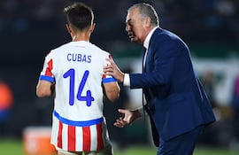 Andrés Cubas (i) y Gustavo Alfaro, jugador y entrenador de la selección de Paraguay, conversan durante el partido frente a Uruguay por la séptima fecha de las Eliminatorias Sudamericanas 2026 en el estadio Centenario, en Montevideo, Uruguay.