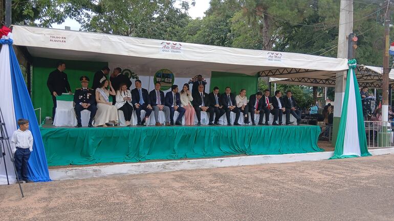 vdb Palco de honor de autoridades en Caaguazú.