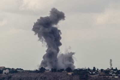 Humo se eleva sobre la localidad de Arnoun, en el sur de Líbano, durante un bombardeo israelí este martes.