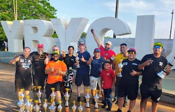 Los mejores del certamen Moto Rally y ATV Ybycuí, posan con sus respectivos trofeos.