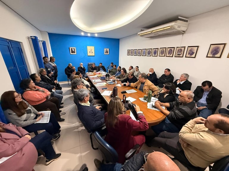 Reunión de autoridades del PLRA y todos los partidos opositores para unificar candidaturas a intendentes.