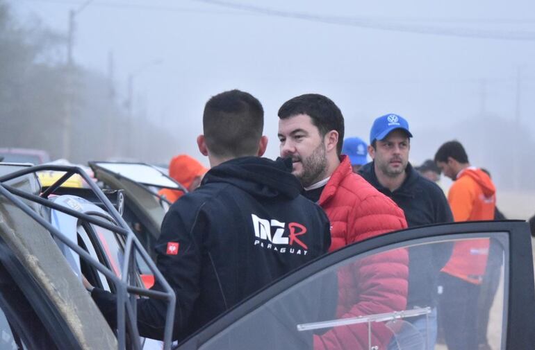 Fabrizio Zaldívar y Alejandro Galanti (d) conversan en la rampa de salida antes de iniciar el Rally del Chaco 2023 desde la ciudad de Mariscal Estigarribia.