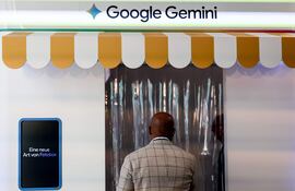 Fotografía de archivo del 5 de marzo de 2026 que muestra un hombre entrando a una cabina fotográfica durante la inauguración del Centro de IA de Google en Berlín (Alemania). En el marco de su conferencia anual de desarrolladores Google I/O 2026, la compañía tecnológica lanzó sus nuevos modelos de IA, Gemini 3.5 Flash y Gemini Omni, junto con un agente virtual integrado capaz de operar de manera autónoma las 24 horas del día; de igual, forma presentó su rediseño más significativo en un cuarto de siglo, su emblemática caja de búsqueda, transformándola en una interfaz potenciada por Gemini 3.5 Flash.