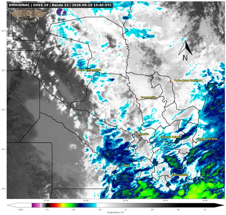 Representación satelital de Paraguay con nubes, mostrando variaciones de temperatura y ciudades como Asunción y Ciudad del Este.