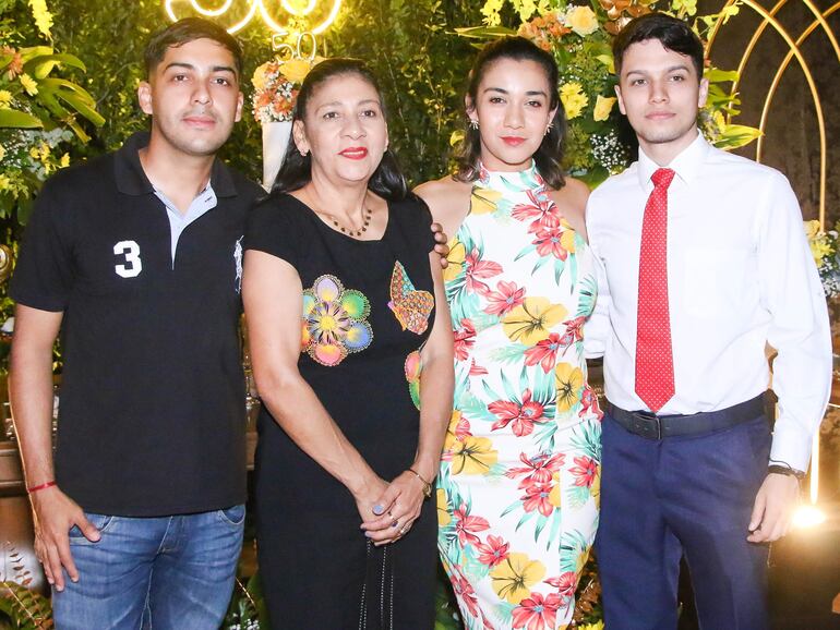 Juan Escurra, Agueda Escurra, Adaliz Escurra y Gonzalo Yaharí.