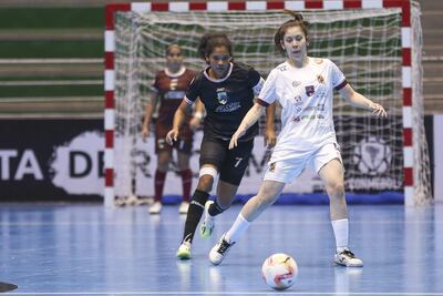 Yessica Armoa maneja el balón en el juego de ayer, contra Llaneros.