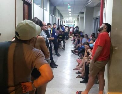 Pasillo del Hospital 12 de Junio IPS, lleno de pacientes con cuadros febriles que esperan atención.