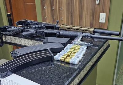 Las dos escopetas con sus respectivos cargadores y proyectiles encontrados en la casa allanada.