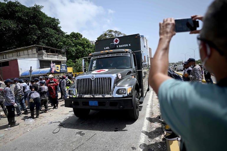 Un camión militar llega al hiospital "Dr. José Ángel Alamo, tras los terremotos que azotron a la localidad de Caraballeda, La Guaira.