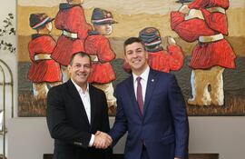 El ministro del MAG, Carlos Giménez y el presidente de la República, Santiago Peña.