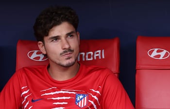El delantero argentino del Atlético de Madrid, Julián Álvarez, en el banquillo momentos antes del partido de LaLiga entre el Atlético de Madrid y el Villarreal, este domingo en el estadio Metropolitano, en Madrid.
