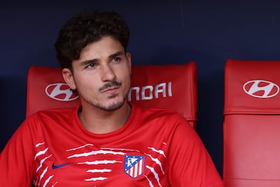 El delantero argentino del Atlético de Madrid, Julián Álvarez, en el banquillo momentos antes del partido de LaLiga entre el Atlético de Madrid y el Villarreal, este domingo en el estadio Metropolitano, en Madrid.