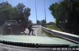 Conductor atropella a delincuente y logra huir de intento de robo en Chile.