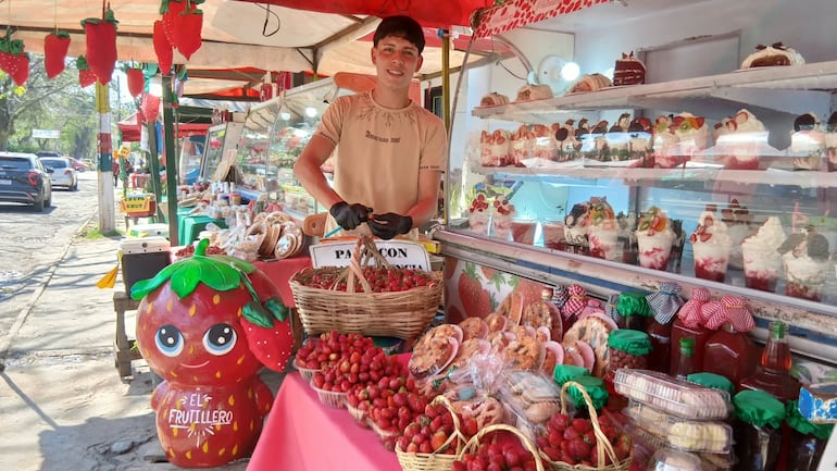 José Ríos en el local el Frutillero prepara variadas opciones para los visitantes.