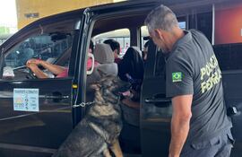 Los federales intensificaron los controles en el Puente de la Amistad.