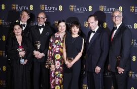 Tessa Ross, Peter Straughan, Edward Berger, Isabella Rossellini, Juliette Howell, Ralph Fiennes y Michael Jackman posan en la sala de prensa con el premio a la mejor película por 'Conclave' durante los premios BAFTA de cine en el Royal Festival Hall de Londres, Gran Bretaña, el 16 de febrero de 2025. La ceremonia está organizada por la Academia Británica de Cine y Televisión (BAFTA).