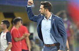 El uruguayo Jorge Bava, entrenador de Cerro Porteño, en el partido frente a Recoleta FC por la fecha 15 del torneo Clausura 2025 de la Primera División de Paraguay en el estadio La Nueva Olla, en Asunción, Paraguay.