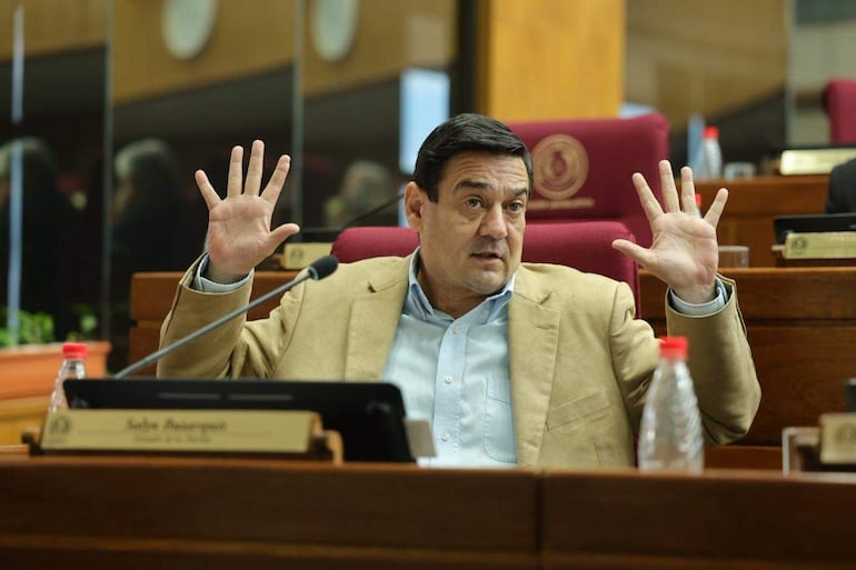 El senador Enrique Salyn Buzarquis (PLRA), pidió en mociones de pedidos y formulaciones adelantar el proyecto de reforma del estatuto agrario. Perdió la moción cuando se sometió a votación.