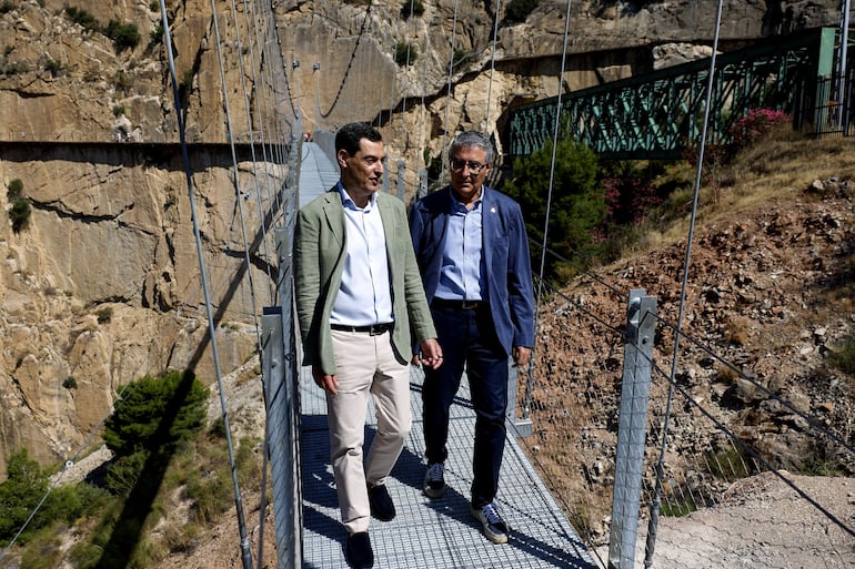El Caminito del Rey, situado en el paraje natural del desfiladero de los Gaitanes de la provincia de Málaga, reescribe su historia con un nuevo puente colgante de 110 metros, que es el más largo de España de estas características y que da un nuevo salto en la espectacularidad de este recorrido.