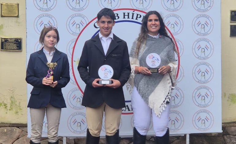 Leticia León (d), Hugo Domínguez (c) y Alice Rojas, el podio de la 0.80.