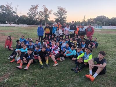 El portero de Libertad, Rodrigo Morínigo durante su visita a los chicos de la Academia del Club Sportivo Puerto Pabla en Lambaré.