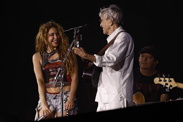 AME8653. RÍO DE JANEIRO (BRASIL), 01/05/2026.- La cantante colombiana Shakira (i) y el brasileño Caetano Veloso cantan durante un ensayo previo al concierto del 2 de mayo, este viernes en Río de Janeiro (Brasil). EFE/ André Coelho
