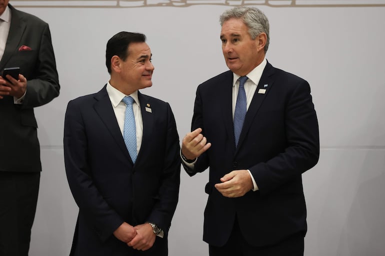 El ministro de Relaciones Exteriores de Paraguay, Rubén Ramirez (i), habla con el ministro de Relaciones Exteriores de Argentina, Pablo Quirno. Archivo.