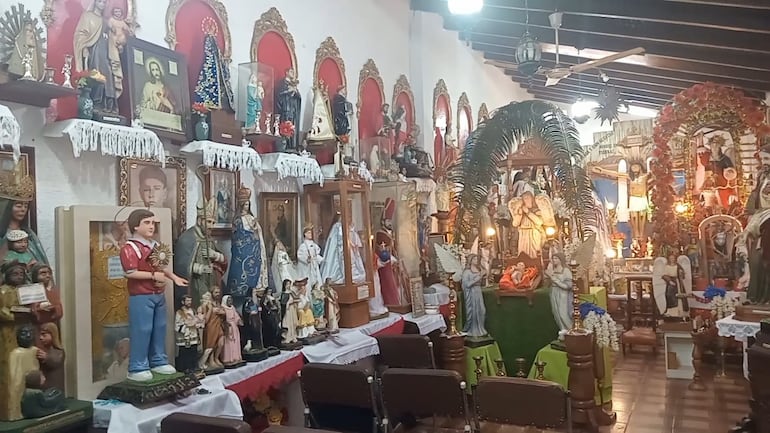 Capilla de todos los santos, uno de los espacios creados en la casa de la familia Ramírez Villasboa.