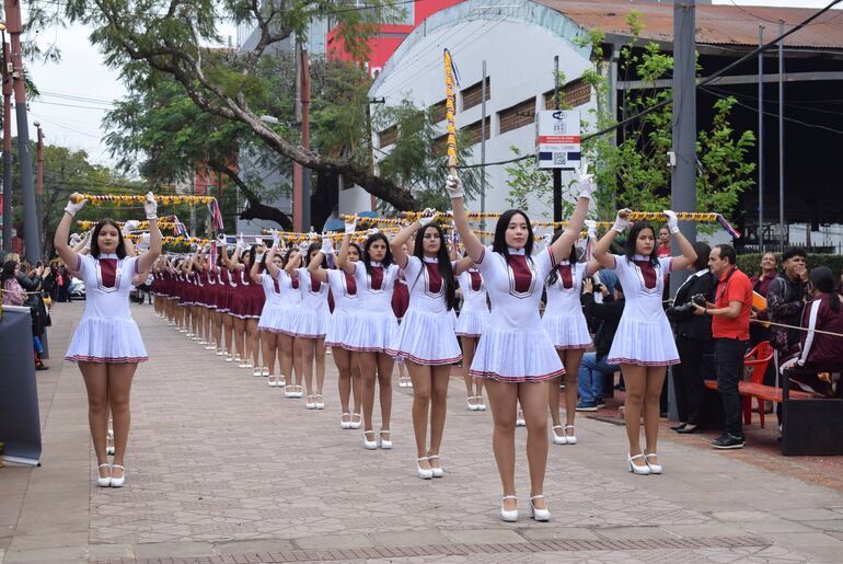 Las chiroleras dieron brillo a la parada estudiantil.
