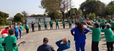 Adultos Mayores realizan ejercicio en el predio del Club de Salud con docentes y estudiantes de la carrera de Educación Física de la Universidad Nacional de Pilar, previa evaluación clínica.