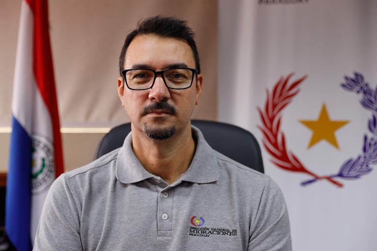 Director de Migraciones rechaza la falta de transparencia y respalda el uso de una ruta excepcional en el contrato de 22 millones de dólares.