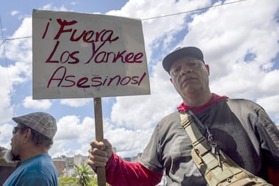Un integrante del Frente Popular Antiimperialista participa en una manifestación en Caracas (Venezuela).