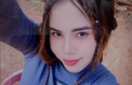 Mariana Beatriz Robles Ríos, de tez blanca, con prenda de vestira azul, tomándose una selfie