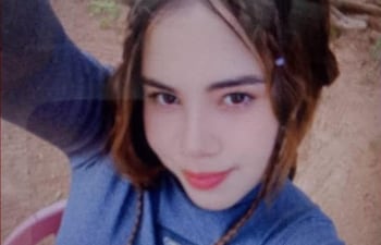 Mariana Beatriz Robles Ríos, de tez blanca, con prenda de vestira azul, tomándose una selfie