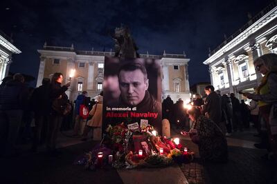 En Roma, Italia, ciudadanos asisten a una procesión con antorchas en memoria del líder opositor ruso Alexei Navalni, quien murió erl 16 de febrero en una prisión rusa.